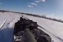 Bất ngờ quà 8/3 "chất lừ" của lính xe tăng Nga