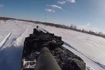 Bất ngờ quà 8/3 "chất lừ" của lính xe tăng Nga