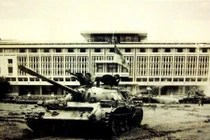 Tường tận xe tăng húc đổ cổng Dinh Độc Lập vào ngày 30/4/1975