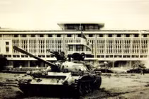 Tường tận xe tăng húc đổ cổng Dinh Độc Lập vào ngày 30/4/1975