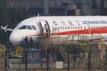 Video: Giây phút khủng khiếp phi công bị hút khỏi máy bay