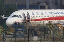 Video: Giây phút khủng khiếp phi công bị hút khỏi máy bay