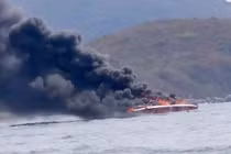 Cano chở khách bốc cháy ngùn ngụt ở vịnh Nha Trang