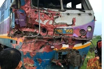 Xe đầu kéo bị tàu hỏa tông gãy đôi khi băng qua đường sắt