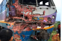 Xe đầu kéo bị tàu hỏa tông gãy đôi khi băng qua đường sắt