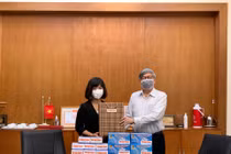 Báo Kiến Thức trao tặng Liên hiệp các Hội KH&KT Việt Nam khẩu trang, bông cồn phòng dịch Covid-19 