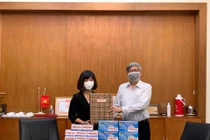 Báo Kiến Thức trao tặng Liên hiệp các Hội KH&KT Việt Nam khẩu trang, bông cồn phòng dịch Covid-19 