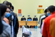 Số lượng người cách ly theo dõi COVID-19 quá nhiều, có đáng ngại?