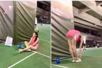 Cách sửa lỗi hồn nhiên của cô gái mặc siêu ngắn ở sân thể thao