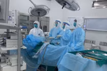 Mổ cấp cứu viêm ruột thừa cho thiếu niên 16 tuổi nghi mắc COVID-19