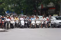 “Dừng xe mặc áo mưa bị phạt 14 triệu đồng” là thông tin thất thiệt