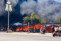 Cháy lớn tại chợ An Lỗ, nhiều kiốt bị thiêu rụi