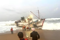 Tàu cá nước ngoài hỏng máy trôi dạt vào bờ biển Phú Yên