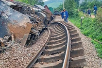 Tàu hỏa va chạm xe tải, đường sắt qua Hà Tĩnh bị tê liệt
