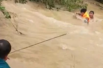 Giải cứu nhóm trẻ bị mắc kẹt giữa dòng nước xiết ở Ninh Thuận