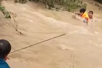 Giải cứu nhóm trẻ bị mắc kẹt giữa dòng nước xiết ở Ninh Thuận