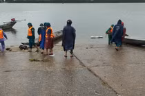 Nỗ lực tìm kiếm nam thanh niên nghi nhảy cầu Quán Hàu tự tử