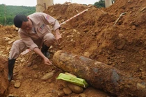 Phát hiện bom “khủng" khi sửa chữa cầu dân sinh ở Quảng Bình