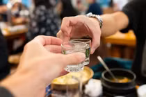 Bác sĩ chỉ rõ loại đồ uống tệ nhất với "chuyện ấy"