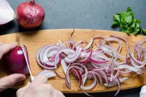 Vì sao không nên bảo quản hành tây đã cắt nhỏ trong tủ lạnh?