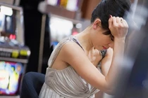 Thấy chồng tặng chị dâu hoa và quà, tôi đã làm chuyện động trời