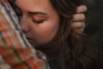 Đọc những dòng tin nhắn của chồng với chị gái vợ, tôi ngã quỵ