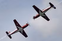 Video: Kinh hoàng hai máy bay đâm nhau trên không, phi công chết thảm