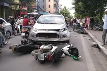 Video: Sang đường ngược chiều, xe máy bị ô tô húc bay xa