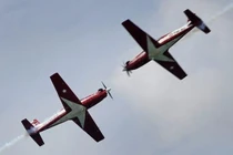 Video: Kinh hoàng hai máy bay đâm nhau trên không, phi công chết thảm