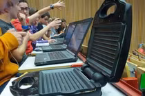 Chỉ khi ra đường mới thấy con người thật khác thường