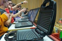 Chỉ khi ra đường mới thấy con người thật khác thường