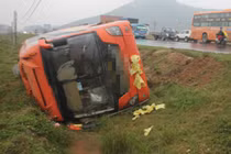 Video: Xe khách tự lật trên cao tốc Hà Nội-Hải Phòng, nhiều người nhập viện