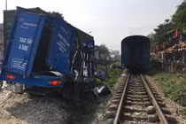 Video: Thoát chết thần kỳ khi bị tàu hỏa lao qua người