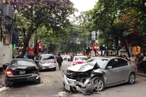 Video: Xe "điên" quét hàng loạt xe máy trong đêm, 5 người nhập viện