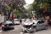 Video: Xe "điên" quét hàng loạt xe máy trong đêm, 5 người nhập viện