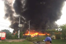 Kinh hoàng đám cháy 3 nhà xưởng ở huyện Bình Chánh, TP HCM