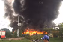 Kinh hoàng đám cháy 3 nhà xưởng ở huyện Bình Chánh, TP HCM