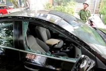 Video: Chỉ 3 giây, 2 tên cướp đập vỡ kính ô tô giật túi xách của tài xế