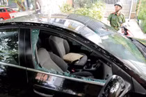 Video: Chỉ 3 giây, 2 tên cướp đập vỡ kính ô tô giật túi xách của tài xế