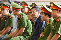 Video: Phiên tòa xử ông Phan Văn Vĩnh được bảo vệ nghiêm ngặt như thế nào?