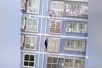Video: "Người nhện" Trung Quốc cứu bé trai treo lơ lửng trên cửa sổ tầng 3
