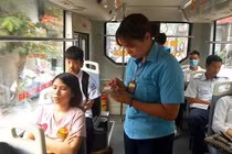 Chuyện cô gái trên xe buýt khiến phụ xe “đứng tim“