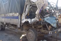  Video: Xe tải nát đầu sau va chạm với xe bồn