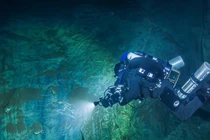 Video: Chui xuống lỗ bé tí, phát hiện cả một hang động hoành tráng