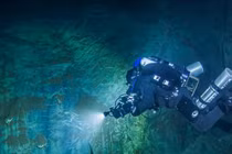 Video: Chui xuống lỗ bé tí, phát hiện cả một hang động hoành tráng