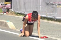 Video: Bị gãy chân, nữ sinh Nhật vẫn kiên cường bò hết đường đua