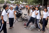 Video: Nữ sinh bị đánh hội đồng dã man chỉ vì cái áo bị bẩn