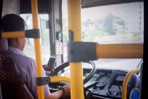 Video: Tài xế Hà thành vừa lái xe buýt vừa nhoay nhoáy nhắn tin
