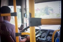 Video: Tài xế Hà thành vừa lái xe buýt vừa nhoay nhoáy nhắn tin