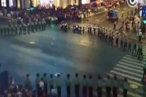 Video: Binh lính lập "hàng rào sống" điều khiển giao thông